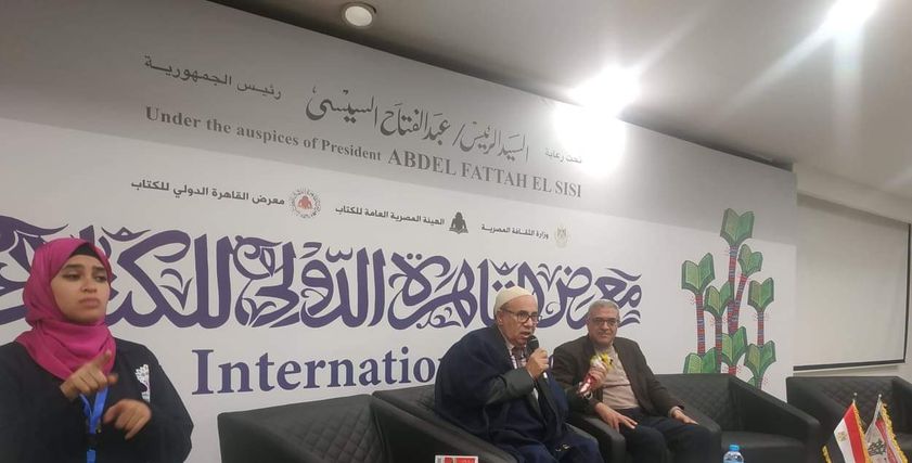 مبروك عطية أثناء ندوة الطريق إلى السعادة