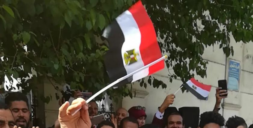 سيدة تنافس زوجها في الرقص أمام اللجان الانتخابية