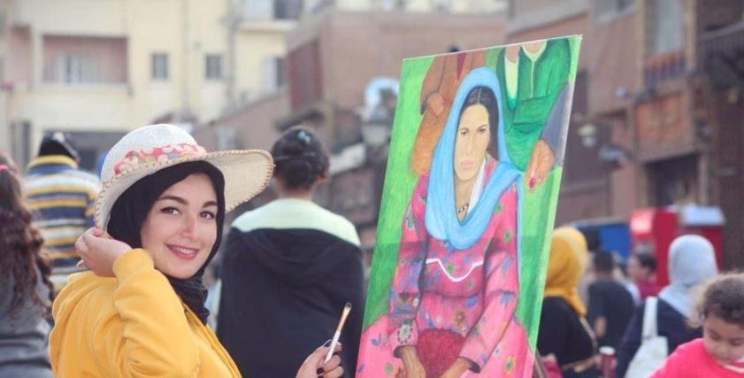 آمال ياسر فنانة ترسم ببري الأقلام وبواقى الأطعمة