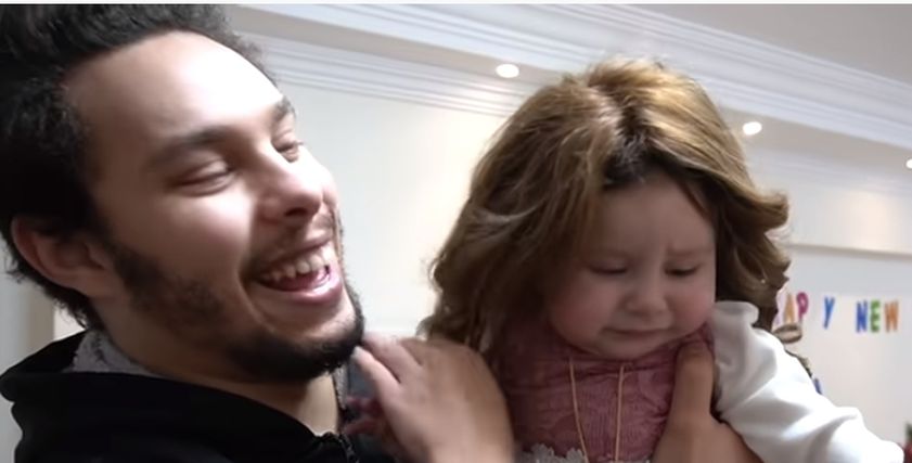 أحمد حسن وطفلته 