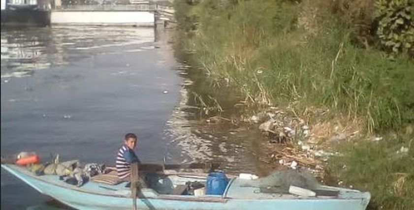 طفل يعيش داخل مركبة في النيل