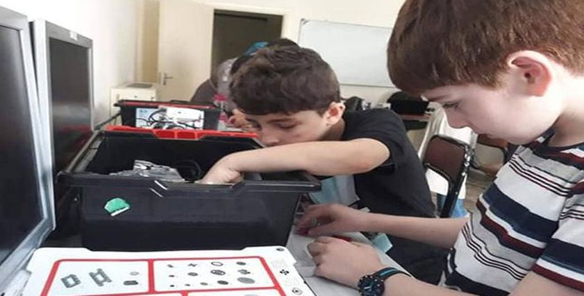 أطفال يبدعون في مجال الروبوت