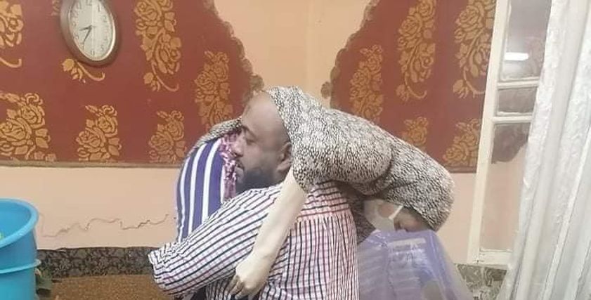 أحمد وهو يحمل شقيقته
