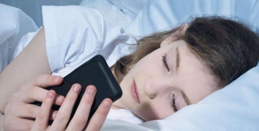 : التعرض لضوء الهاتف الأزرق يتسبب في زيادة الوزن