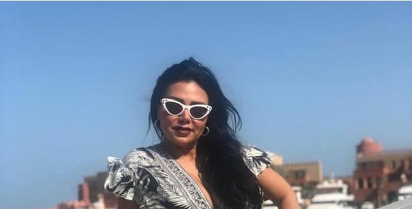 من على البحر.. رانيا يوسف بصحبة أصدقائها الفنانين بينهم منى زكي وإنجي علي