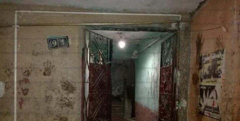 مدخل العقار الذي انتحرت منه الزوجة