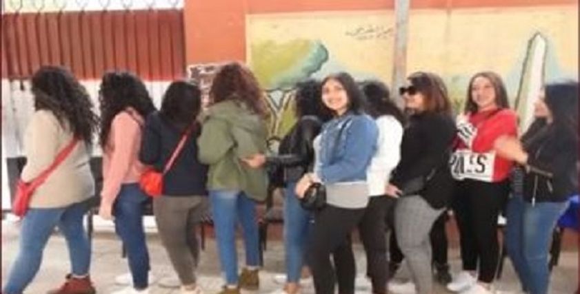 فتيات شاركن في الاستفتاء