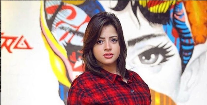 منى فاروق
