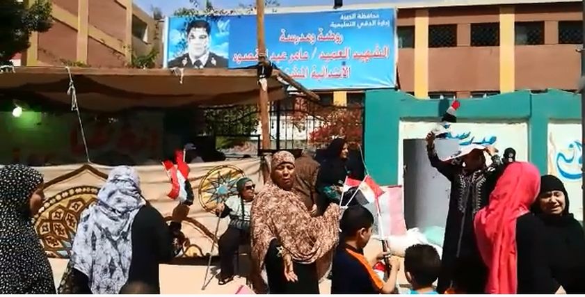 سيدات يدلون بأصواتهن الإنتخابية