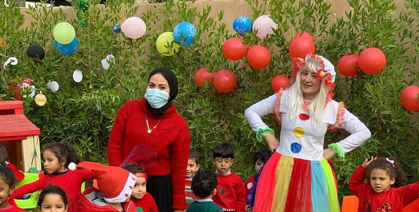 ندى في شخصية البلياتشو وسط الأطفال
