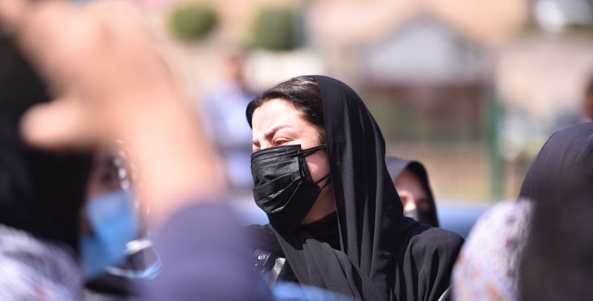 الإعلامية رضوى الشربيني في جنازة والدتها