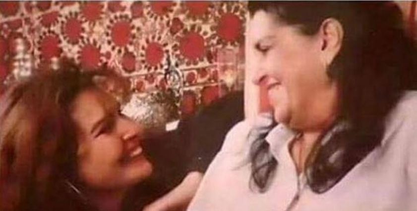 يسرا ووالدتها الراحلة
