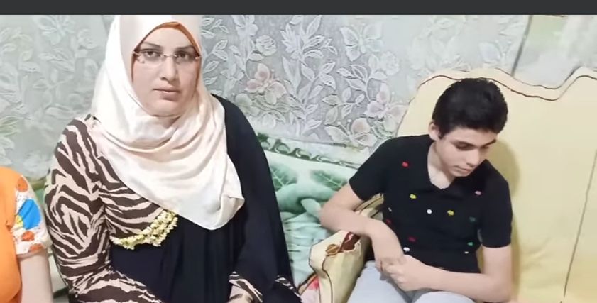 أمينة مع ابنها عبدالهادي
