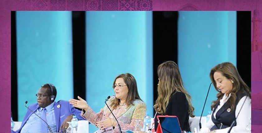 عدد من السيدات المشاركات في احدى جلسات منتدى شباب العالم