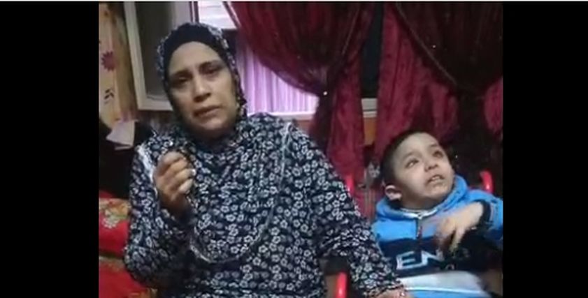 مأساة الطفل إسلام مع التوحد والشلل وضعف السمع
