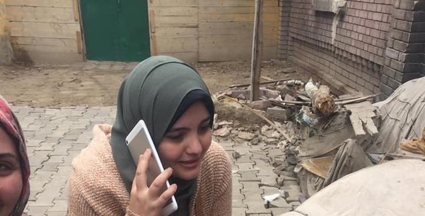 أعضاء  مبادرة وطن انساني يأكلون جاتوه في المقابر