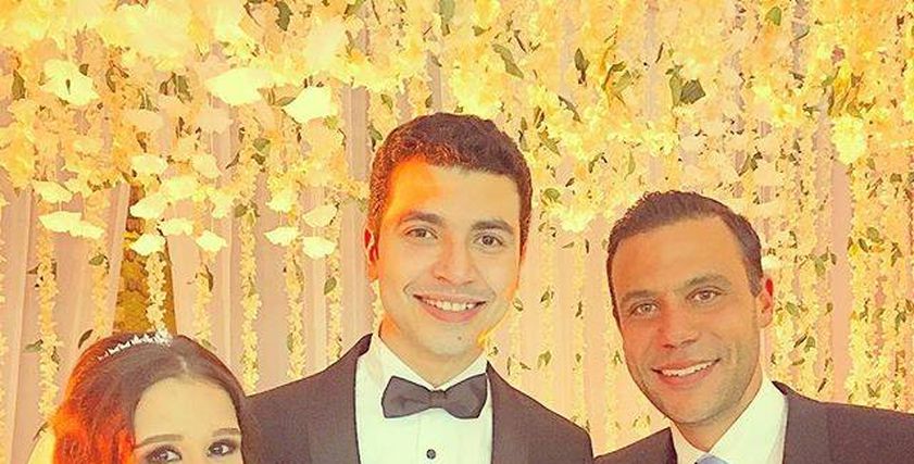 محمد عادل أمام مع العروسان