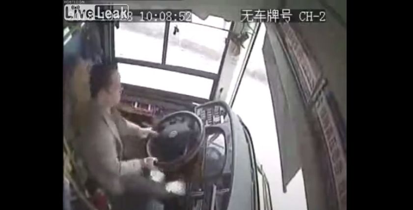 سيدة تدخل في شجار مع سائق شاحنه