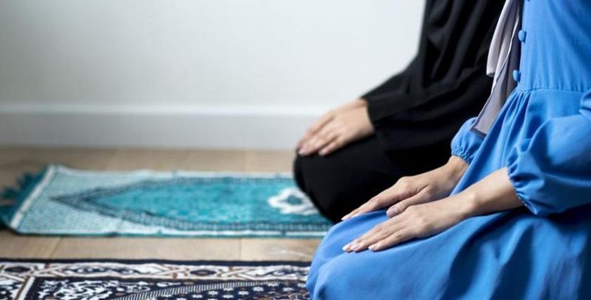 صلاة المرأة بملابس المنزل