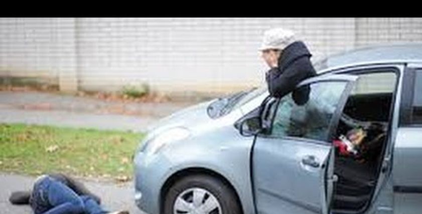 رجل يتسبب في وفاة زوجته وطفله في حادث سير
