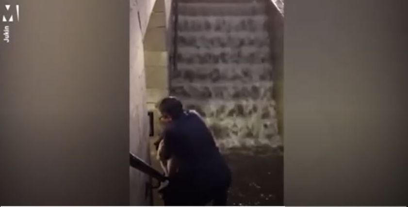 امرأة تحمل رجلا 