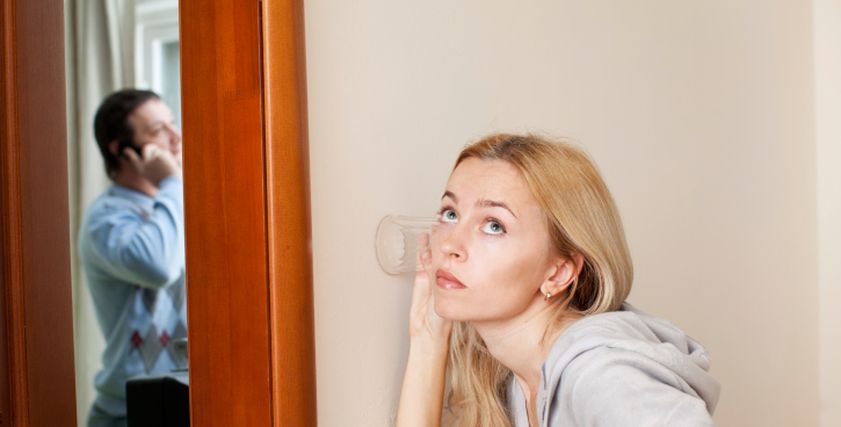 صورة تعبيرية توضح شك امرأة في زوجها