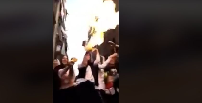 بالفيديو| رقص جنوني لفتيات أعلى سور بلكونة وعلى مسرح شعبي.. ونشطاء: