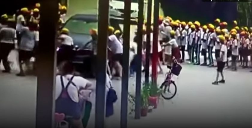 معلمة تدهس طلاب اسفل عجلات سيارتها