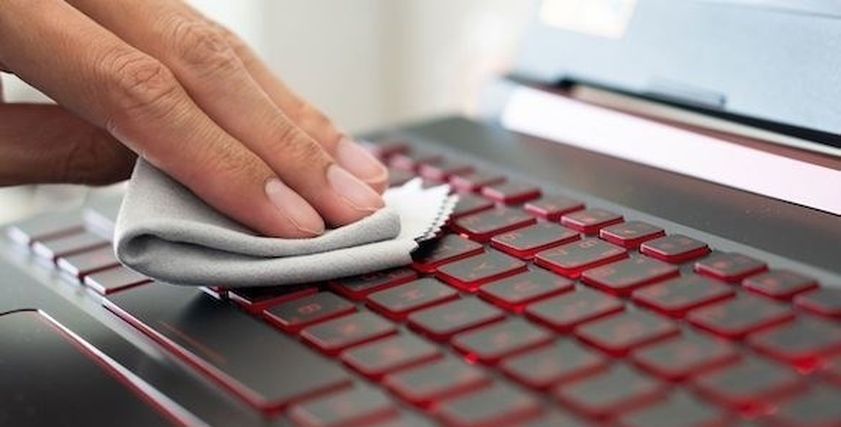 تنظيف لوحة المفاتيح اثناء العمل بالمنزل