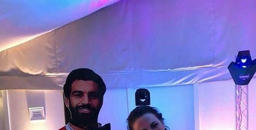 العروس وصورة مجسمة للاعب محمد صلاح