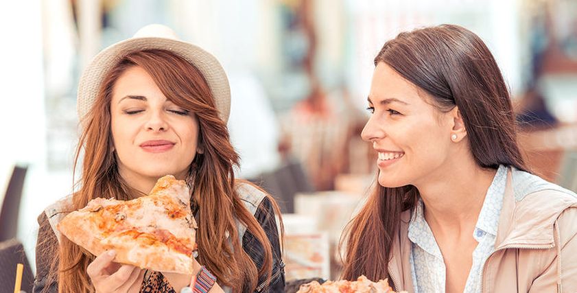 تناول الفتيات للوجبات السريعة