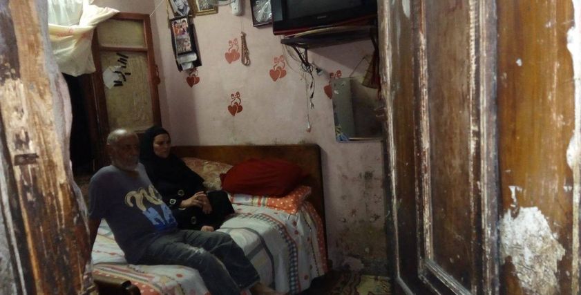 السيدة "عائشة "تروى معاناتها :"نفسى أشوف ولادى ولو بعين واحدة "