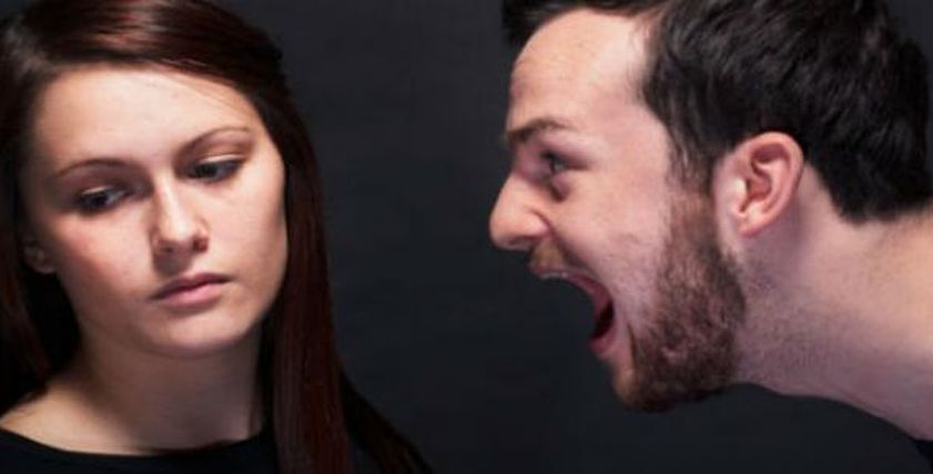 فتيات يواجهن مشكلة الخطيب العصبي..