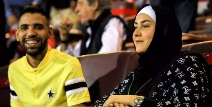 مؤمن زكريا مساعد رئيس قطاع الناشئين في الأهلي وزوجته