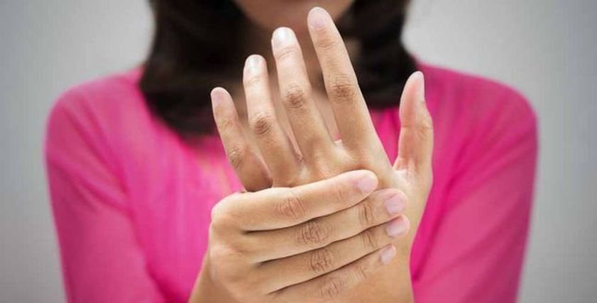 تعرف على خطورة النوم على الذراعين لفترة طويلة.. منها حدوث شلل مؤقت