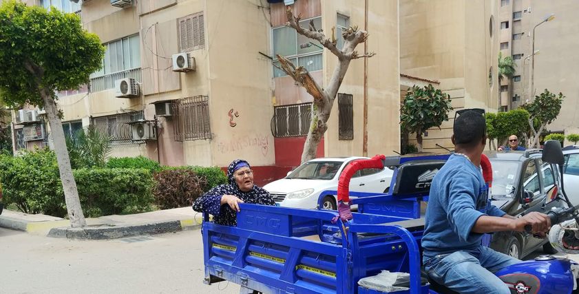 سيدة على التوك توك