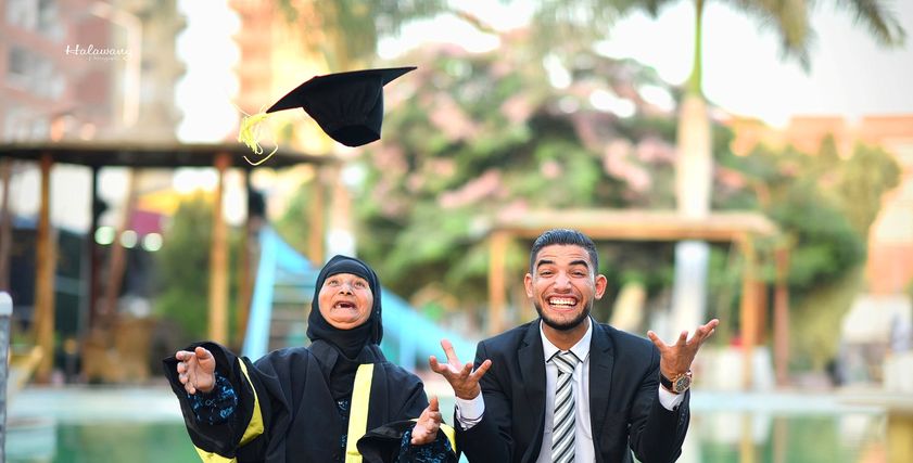 أحمد برفقة والدته