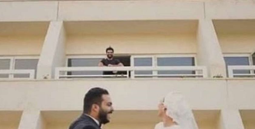 العروسان صاحبا صور محمد صلاح بالعزل