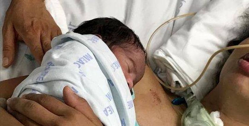 عاطفة الأمومة تعيد أم للحياة بعد ملامسة طفلها