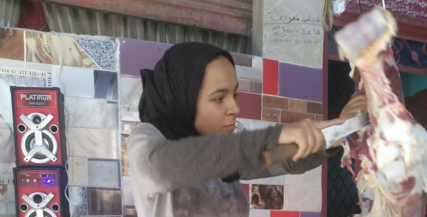 آية خلال عملها بالمحل
