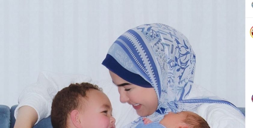 البلوجر مروة حسن وأطفالها