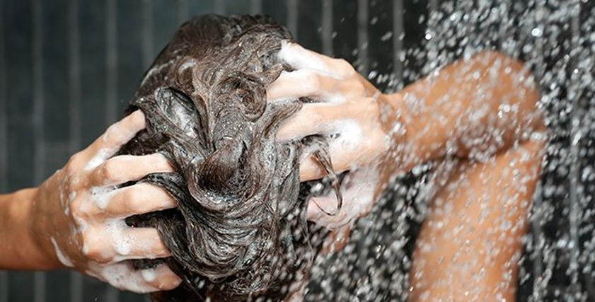 تعرف على عدد مرات غسل الشعر الدهني
