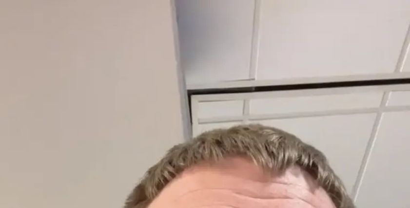 رجل أمريكي تتحول رحلته إلى اتهام