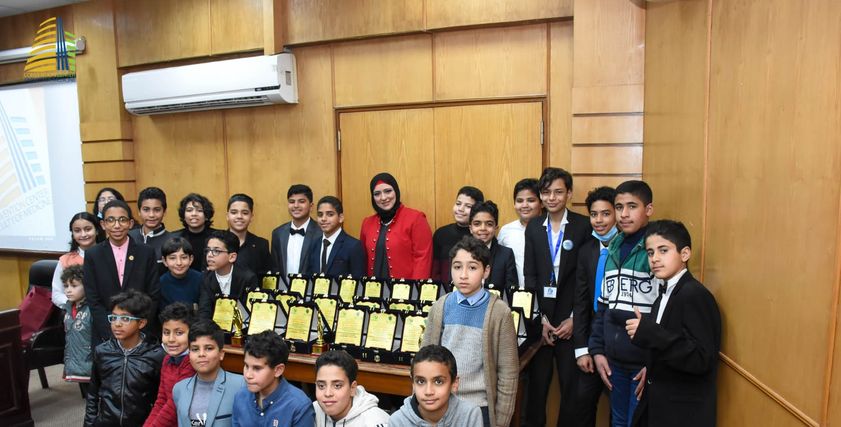 د.شيرين مجدى مع العباقرة الصغار