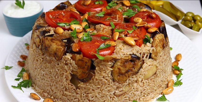مقلوبة بالدجاج - تعبيرية