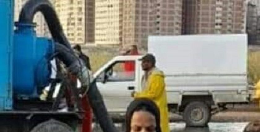 نسرين وسط مياه الأمطار