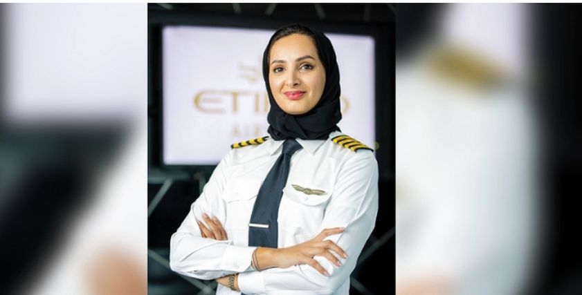 عائشة المنصوري أول كابتن طيار في الإمارات