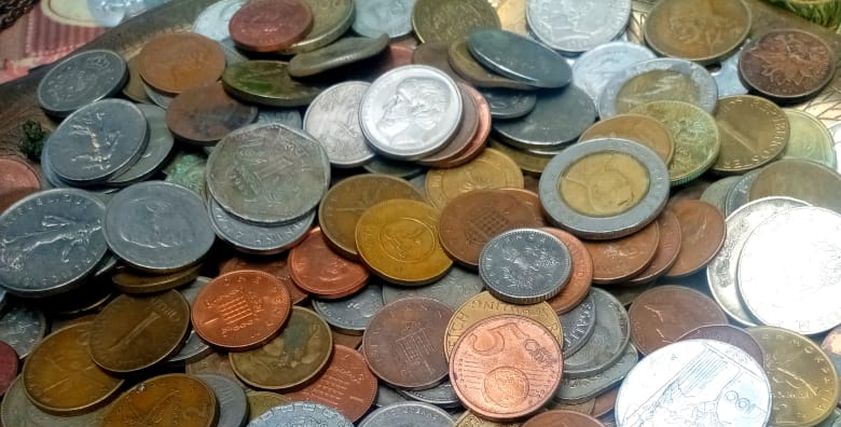 عملات قديمة في سوق الأنتيكات