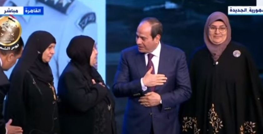 الرئيس السيسي مع أمهات مثلث القيادة