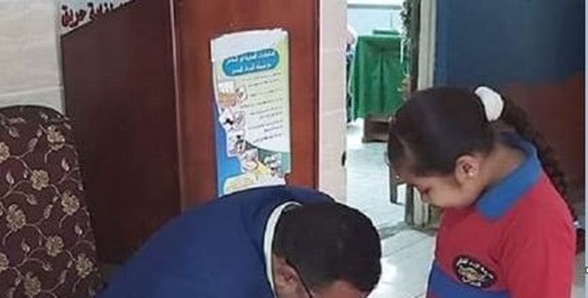 المدير يربط الحذاء لطالبة بالمدرسة